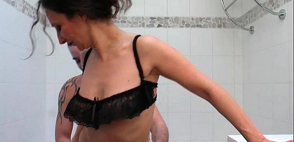  Il se fait sucer par sa belle mere avant de la baiser dans la baignoire